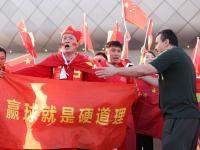 热情奔放！球迷现场助威声不绝于耳的简单介绍