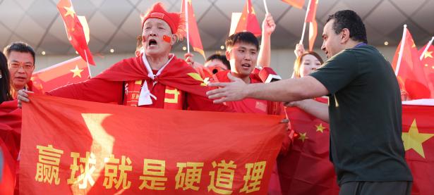 热情奔放！球迷现场助威声不绝于耳的简单介绍