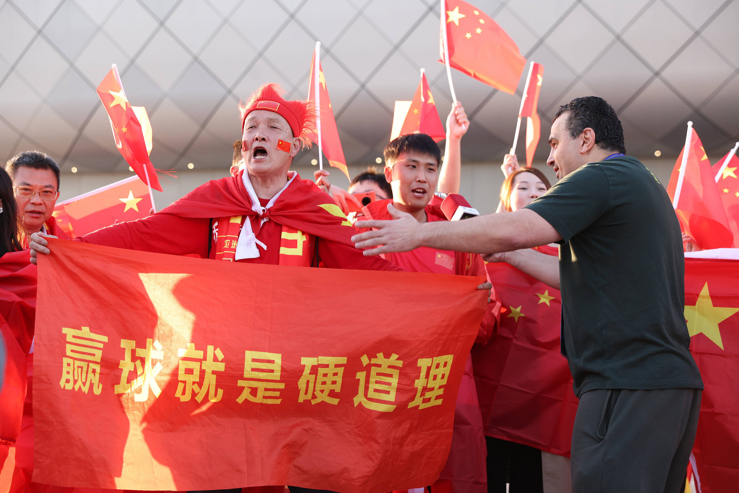 热情奔放！球迷现场助威声不绝于耳的简单介绍
